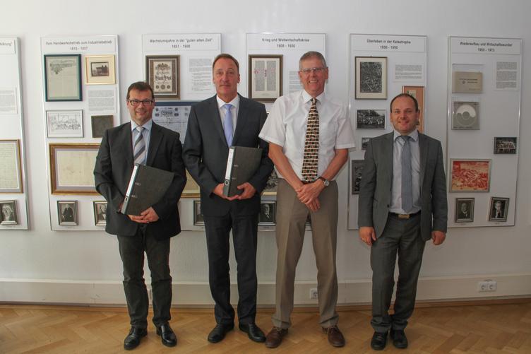 Bild vergrößern: Vertragsunterzeichnung_GETEC_Schoellershammer_Gruppenbild