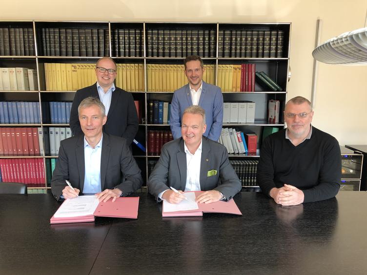 Bild vergrößern: Michael Lowak und Steffen Maiwald bei der Vertragsunterzeichnung