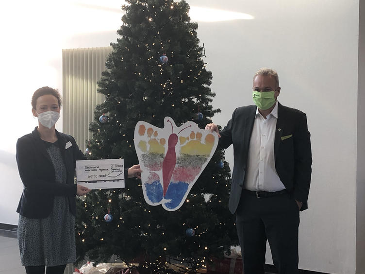 Bild vergrößern: Michael Lowak (CEO Segment Immobilienwirtschaft) überreicht Spendenscheck an Franziska Höppner (Leiterin Kinderhospiz Magdeburg)