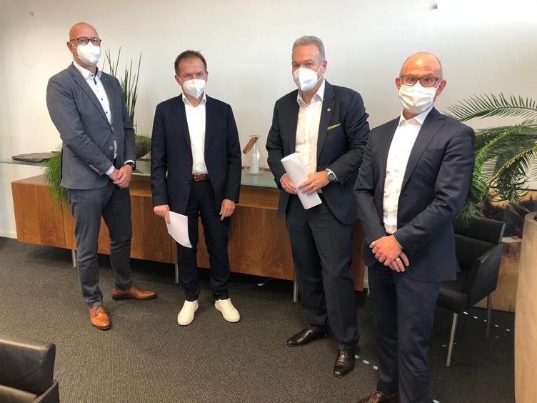 Bild vergrößern: Die Projektpartner bei der Unterzeichnung der Vereinbarung (Quelle: GETEC, v.li. Jochen Dorner (Leiter Business Development der SEMODU AG), Frank Talmon l'Armée (Vorstand SEMODU AG), Michael Lowak (Segment CEO Immobilienwirtschaft der GETEC), Florian Unge
