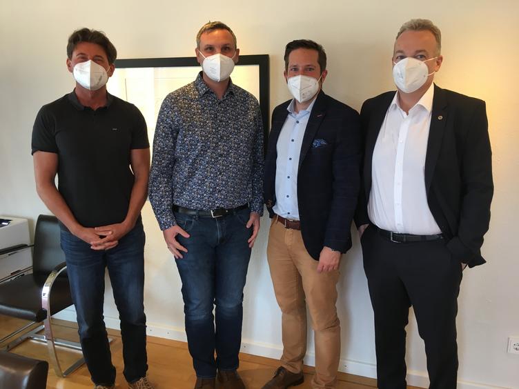 Bild vergrößern: (v.li. Dr. Frank Königbauer, Leiter Geschäftsbereich Finanzen, Geiger Unternehmensgruppe), Jochen Hauser (Geschäftsführer Geiger Energietechnik), Jochen Schmitt (Leiter Region Südwest GETEC), Michael Lowak (Segment CEO Immobilienwirtschaft, GETEC)