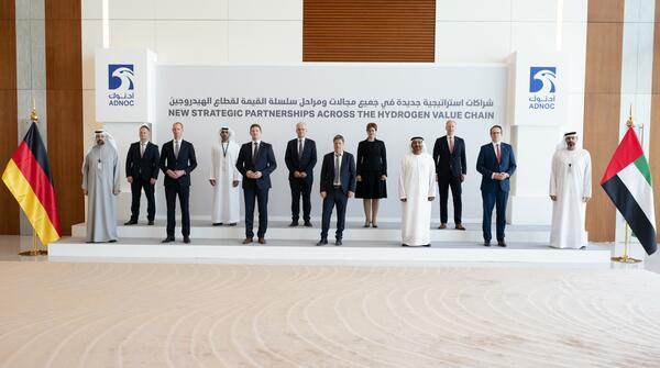 Bild vergrößern: Delegation nach Unterzeichnung der Kooperationsvereinbarungen ( v.li.: Ah-med Al Kuttab (ADNOC), Eugene Vogel (JERA), Niek den Hollander (Uniper), Abdullah Al Hameli (Abu Dhabi Ports), Dr. Daniel Teichmann (Hydrogenious), Roland Harings (Aurubis), Dr. Rob