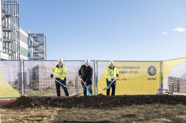 Bild vergr&ouml;&szlig;ern: Der Spatenstich zum neuen Parkhaus im GETEC PARK.STEIN durch Beat K&auml;ser (Gemeindeammann Gemeinde Stein und Grossrat), Urs Zimmerli (CEO GETEC Schweiz) und Stephan Buser (Site Head GETEC PARK.STEIN)